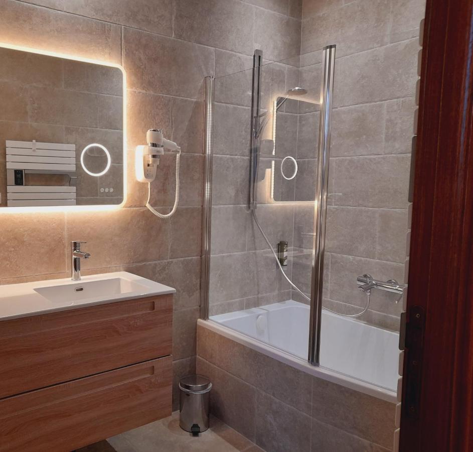 Hotel Le Manoir De Mathan Crepon A La Campagne 5 Mn D'Arromanches Et 10 Mn De Bayeux ภายนอก รูปภาพ